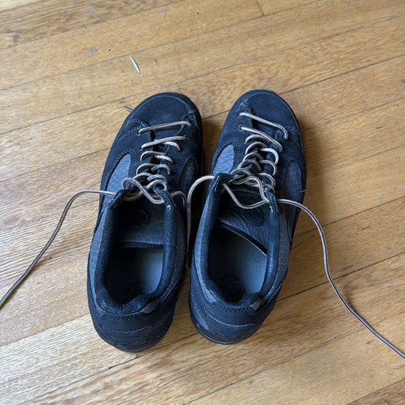 Nice Han Wag shoes, Eur 40. Still lots of tread. Little small for me - Picture 2 of 4